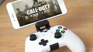 دسته بازی موبایل در حال استفاده توسط گیمر