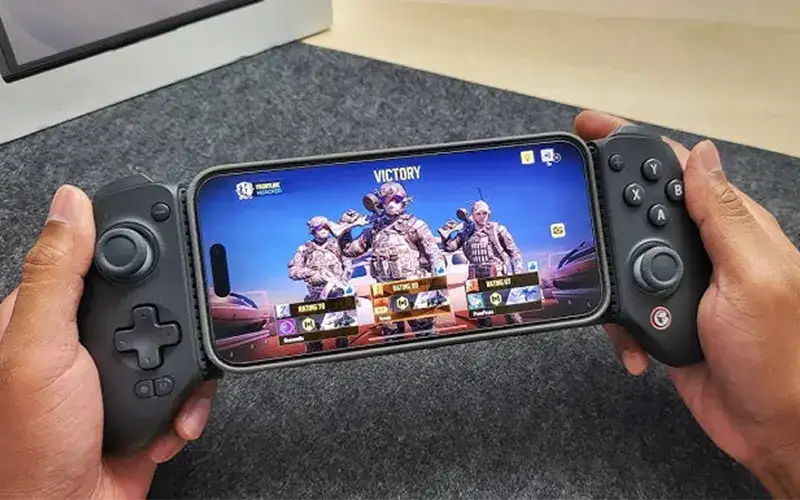 لول آپ پس فری فایر دسته بازی موبایل در حال استفاده توسط گیمر