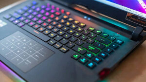 لپ‌تاپ گیمینگ اقتصادی در حال اجرا بازی