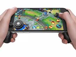 گیمر موبایلی در حال باز کردن ست جدی